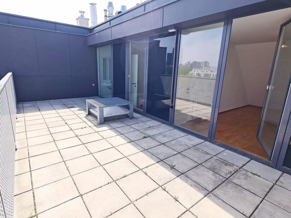 Dachgeschoss, Fernlick, 95 m² Neubau mit 22 m² Freifläche, Wohnküche, 1 Zimmer, Wannenbad, Parketten, Innstraße