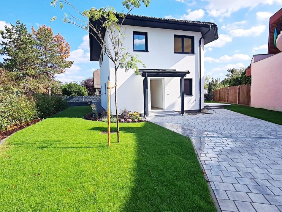 Erstbezug, Topgelegenheit, traumhaftes Einfamilienhaus mit Terrasse und Garten, 4 Zimmer, Wohnküche, Wannenbad, Klimaanlagen, Ruhelage